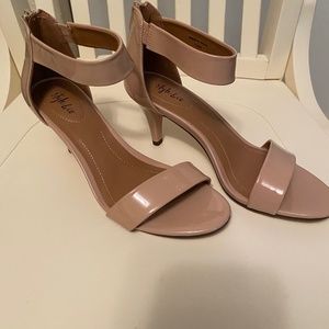 Beautiful strappy heels 71/2